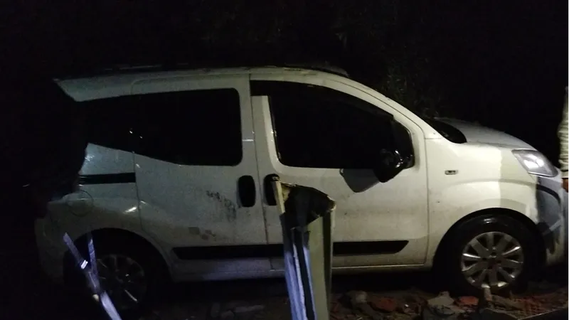 Antalya'da etkili olan hortum bazı ev ve seralara zarar verdi