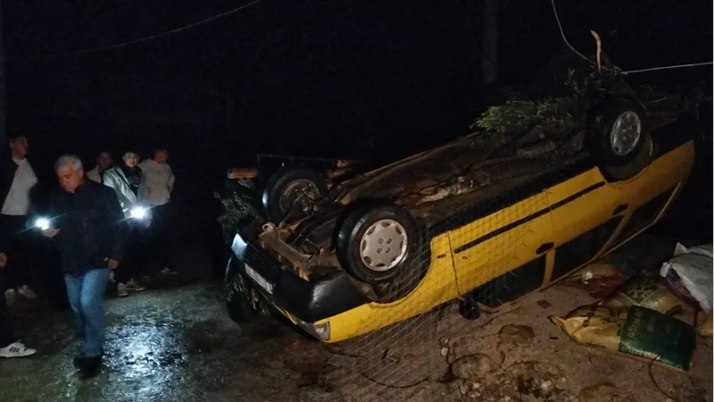 Antalya'da etkili olan hortum bazı ev ve seralara zarar verdi