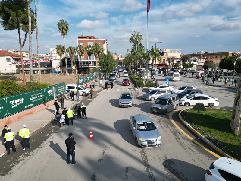 Mersin'de kucağında köpekle otomobil kullanan sürücü uyarıldı