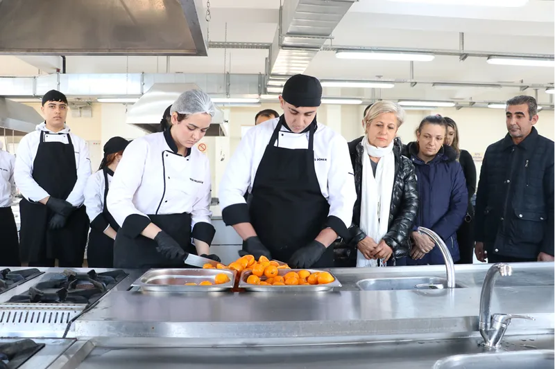 Hatay'da üreticiler mandalinaya katma değer kazandırmak için uygulamalı eğitim alıyor