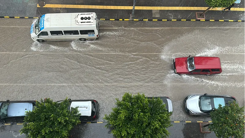Hatay'da sağanak ve dolu etkili oldu 