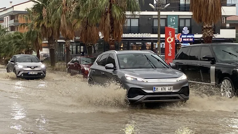 Hatay'da sağanak ve dolu etkili oldu 