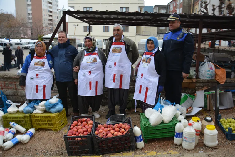 Gülnar'da pazar esnafına yaka kartı ve önlük dağıtıldı