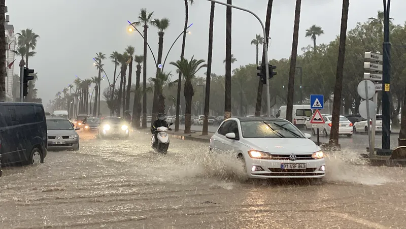 Hatay'da sağanak ve dolu etkili oldu 